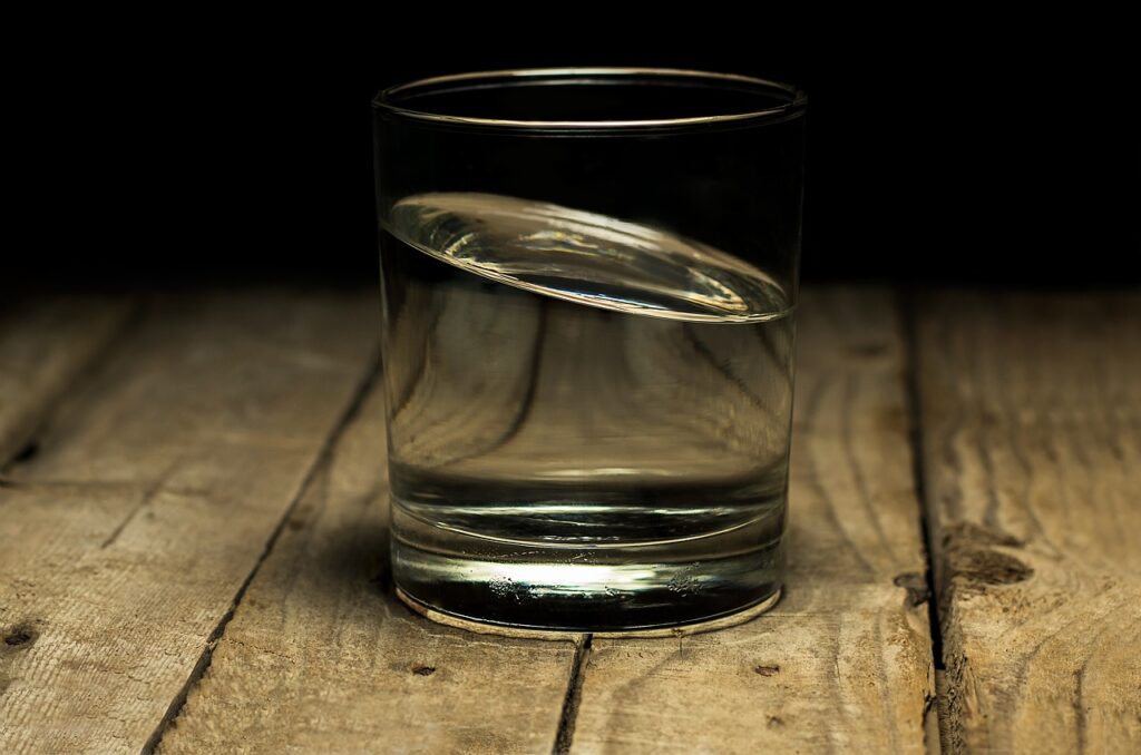 プロテインは夜に飲むべきか、それとも飲まない方がいいのか？