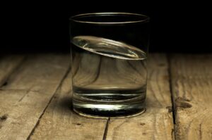 プロテインは夜に飲むべきか、それとも飲まない方がいいのか？